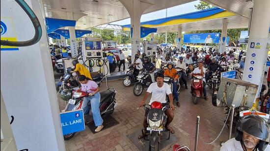 Vehicles line up at a petrol pump amid heavy rush for fuel in Odisha’s Bhubaneswar. (PTI)