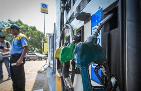 A petrol pump attendant fills fuel in a vehicle at a petrol station in New Delhi (Hindustan Time File/Sanchit Khanna)