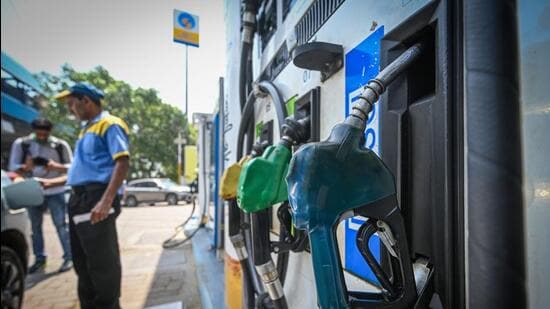 A petrol pump attendant fills fuel in a vehicle at a petrol station in New Delhi (Hindustan Time File/Sanchit Khanna)