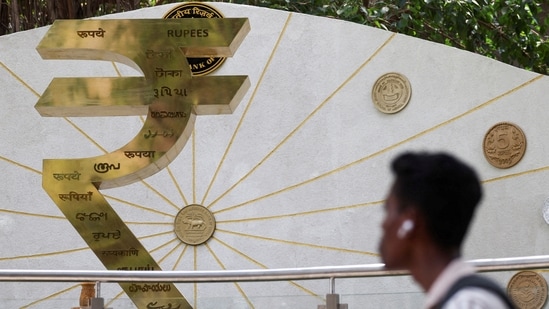 Rupee jumps after RBI policy decision, touches 95.24 against US dollar (REUTERS/Francis Mascarenhas/File Photo) (REUTERS)