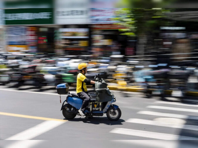 Alibaba bids $1.5 billion for China grocer Pupu in Meituan fight Alibaba bids $1.5 billion for China grocer Pupu in Meituan fight