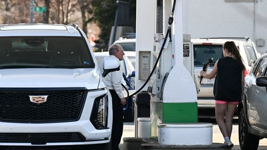 Trump Calls for Probe Into U.S. Gasoline Prices After Oil Falls The average U.S. gasoline price stood at $3.928 per gallon on Wednesday, down from $4.515 a month ago.