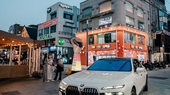 Crazy Rich Returns Lure Cabbies and Even Kids to Red-Hot Asian Markets Evening in Seoul’s high-end Apgujeong neighborhood.