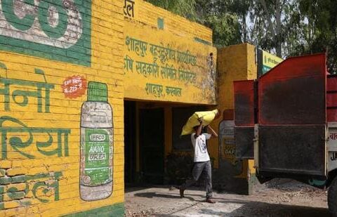 A worker carries a sack of urea fertiliser as he loads it in a farmers tractor at a Multipurpose Primary Agriculture Cooperative Society in Karnal, in the northern state of Haryana, India, June 19, 2026. REUTERS/Bhawika Chhabra (REUTERS)