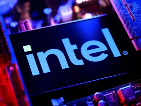 Intel stock fell 2.85% as 14A chip progress boosts hopes, but Intel Foundry losses remain high ahead of planned 2028 mass production (REUTERS/Dado Ruvic/Illustration/File Photo) (REUTERS)