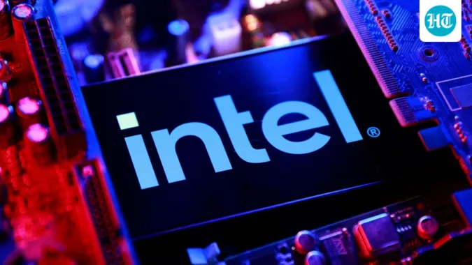 Intel stock fell 2.85% as 14A chip progress boosts hopes, but Intel Foundry losses remain high ahead of planned 2028 mass production (REUTERS/Dado Ruvic/Illustration/File Photo) (REUTERS)