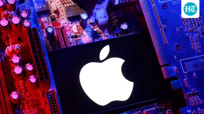 A $10,000 Apple stock investment made 10 years ago would be worth about $126,000 today. (REUTERS/Dado Ruvic/Illustration/File Photo) (REUTERS)