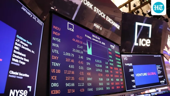 Global markets rise as weak US data cuts Fed rate-hike bets, while the dollar falls and investors watch oil, China data and Wall Street stocks. ( AFP)