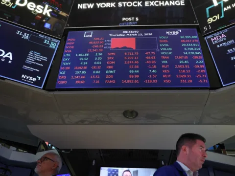 US stocks fall this week as rising Treasury yields, US debt worries, inflation and Iran tensions weigh on the S&P 500, Nasdaq and Dow Jones. (Getty Images via AFP)