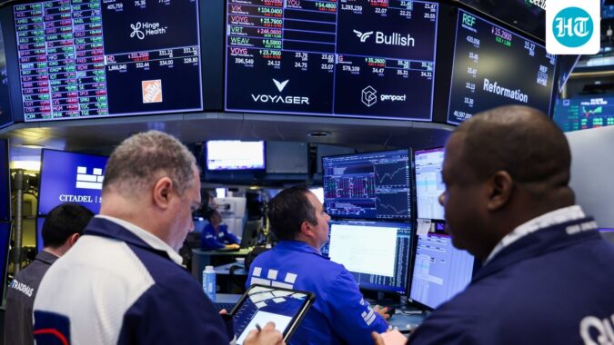 US stocks stayed flat as Iran tensions pushed oil above $80, while Intel fell and investors weighed Fed rate bets, inflation data and key stock moves. (Photographer: Michael Nagle/Bloomberg) (Bloomberg)