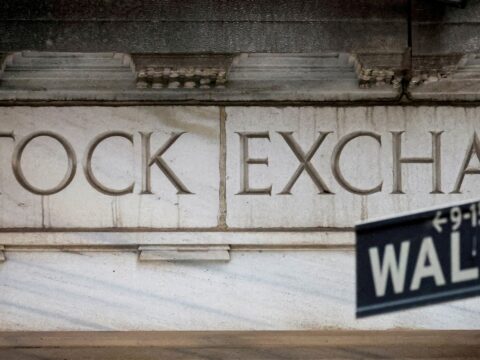 Wall Street opens mixed as Dow and S&P 500 futures rise while SpaceX and AMD shares fall, with investors watching AI stocks, jobs data and Fed rate plans. (REUTERS/Brendan McDermid//File Photo) (REUTERS)