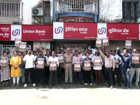 Bank unions announce 3-day strike from Sept 28, demand 5-day work week Bankers and members of the United Forum of Bank Union (UFBU) display placards during a nationwide one-day bank strike on Sept 11, demanding the implementation of a five-day workweek, in Siliguri. (ANI Video Grab)