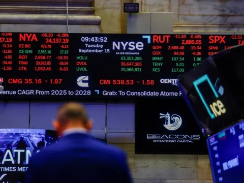 US stock market futures rise as Dow, S&P 500 and Nasdaq futures gain. (REUTERS/Jeenah Moon/File Photo) (REUTERS)