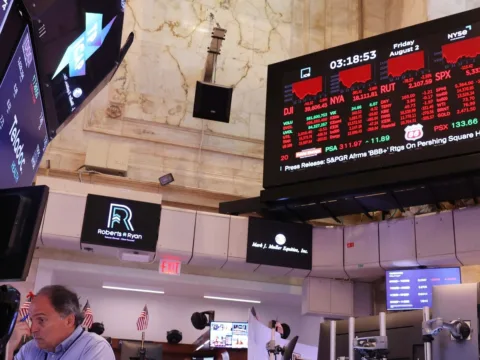 US stocks fall as Treasury yields hit 5% and oil prices rise. (Photo by Michael M. Santiago / GETTY IMAGES NORTH AMERICA / Getty Images via AFP) (Getty Images via AFP)