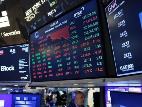 US stocks fall as oil prices cross $100 and Fed rate hike bets rise. (Photo by Michael M. Santiago / GETTY IMAGES NORTH AMERICA / Getty Images via AFP) (Getty Images via AFP)