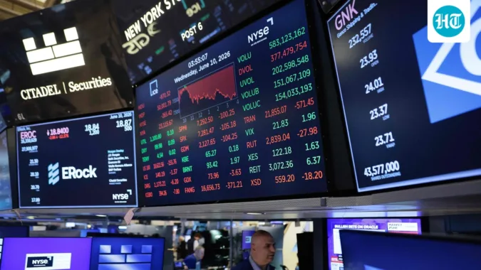 US stocks fall as oil prices cross $100 and Fed rate hike bets rise. (Photo by Michael M. Santiago / GETTY IMAGES NORTH AMERICA / Getty Images via AFP) (Getty Images via AFP)