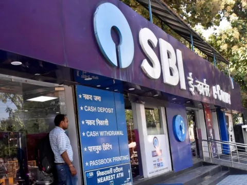 The RBI holiday calendar lists October 19 as a bank holiday for several states, while branches in other locations remain open depending on the local schedule. (Santosh Kumar/ Hindustan Times)